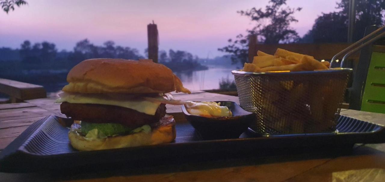 River Park Retreat Sauraha Luaran gambar