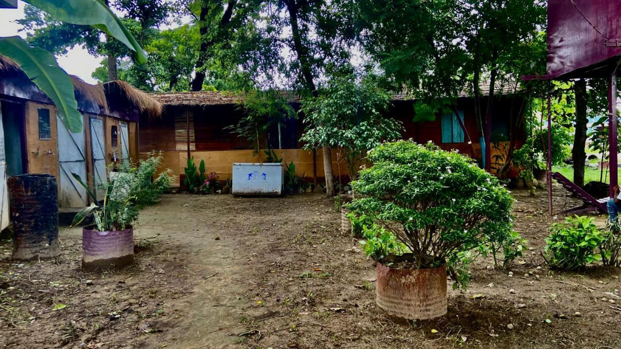 River Park Retreat Sauraha Luaran gambar
